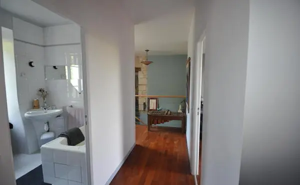 Maison 8 pièces 600m2 couloir.webp