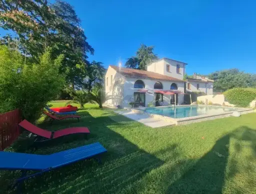 Propriété 12 pièces